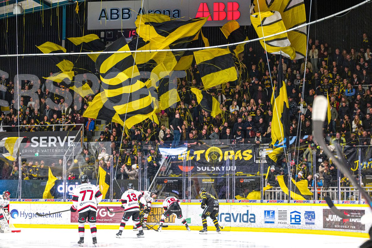 SÅÅÅÅÅÅÅJA!

Vilket osannolikt, galet drama. Vi slår Nybro med 6-5 efter straffar och är i åttondelsfinal.

Mer information om slutspelet och biljettsläpp följer inom kort redan i kväll.

Stort tack för det magiska stödet i ABB Arena! Vår södra stå! Framåt, Västerås! 💛🖤