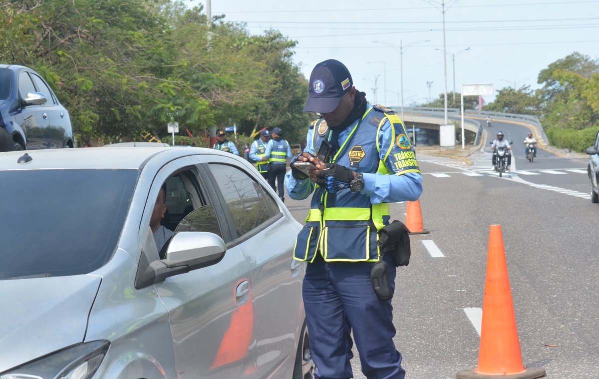 DATT_Cgena's tweet photo. #ControlVial El DATT sigue permanentemente en operativos de control.
Durante operativo en el CAI de Crespo, se inmovilizaron 9 vehículos particulares por transporte ilegal y se impusieron 15 comparendos por otras infracciones.
Seguimos con #ManoDura por una movilidad segura. https://t.co/L1EIiLS9DY
