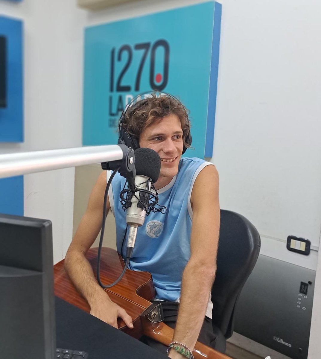 provincia1270's tweet photo. #Ahora en #LaSiestaEsSagrada💤 nos visita en piso @eltiovalen 

👉El músico se presenta el 29/03 en Ciudad de Gatos con su último disco 'Los mil y un fogones'.

💻https://t.co/jKejIHcpvt https://t.co/J8gSQLOrjO