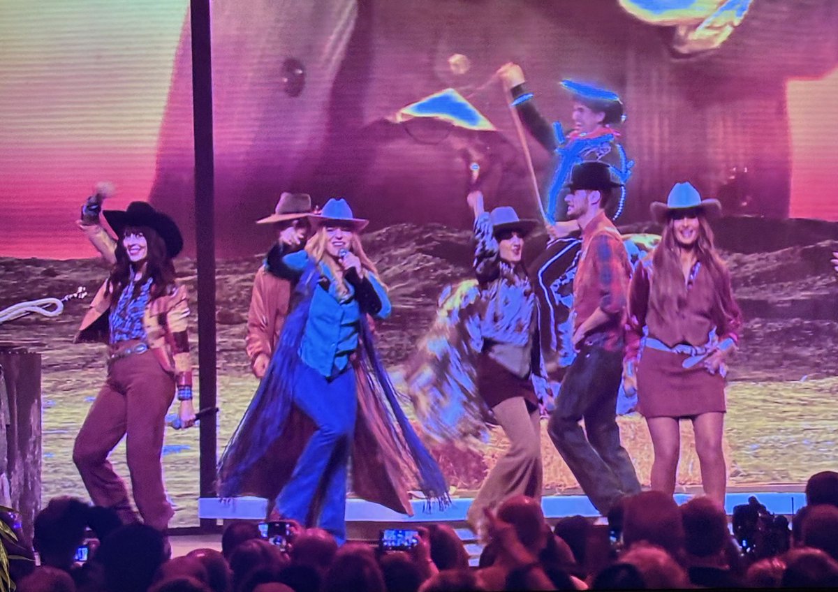 Santa elle vit sa meilleure vie 😂
Définitivement la reine qu’elle pense être 

#Enfoires2025