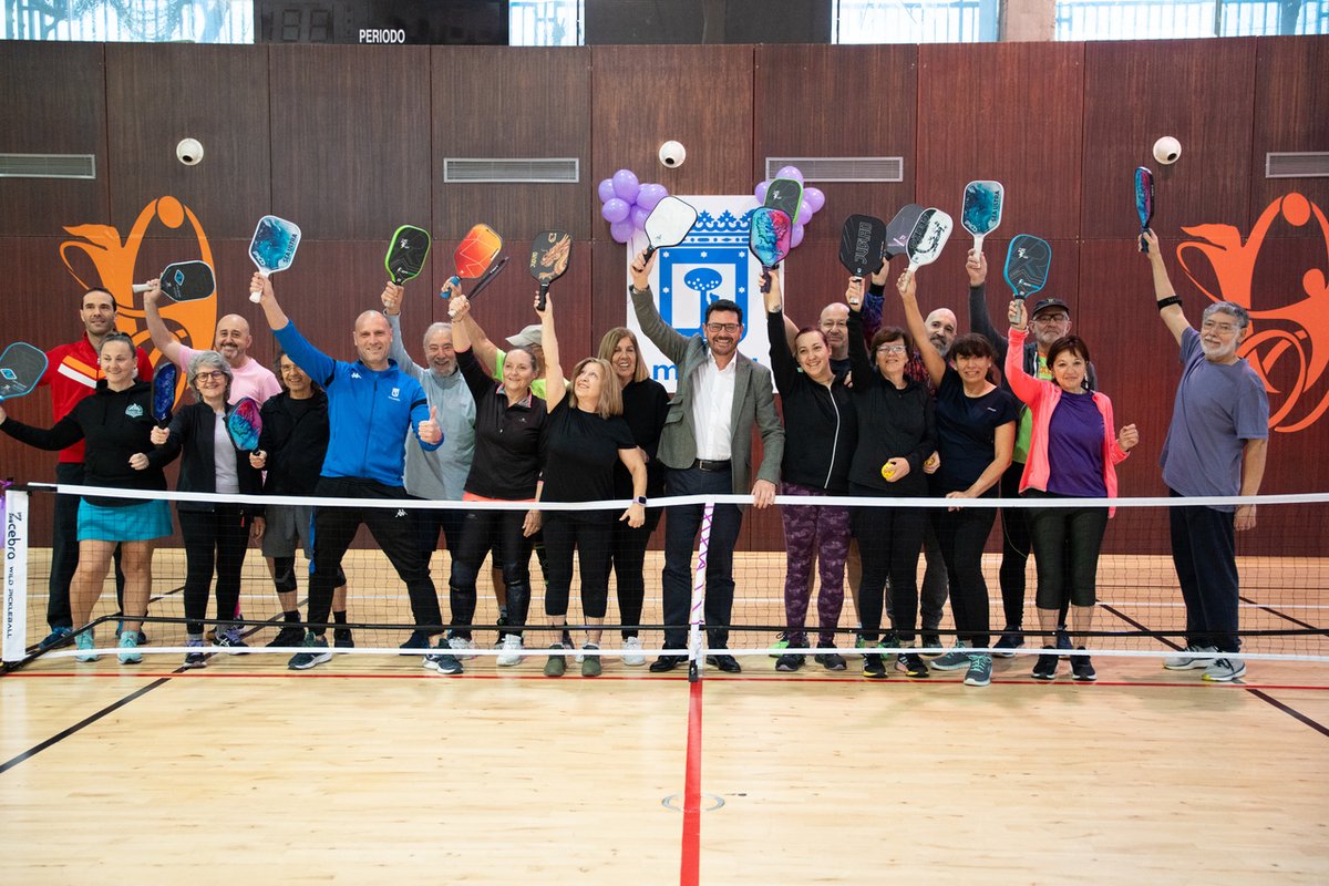 JMDvivallecas's tweet photo. 🎾 Esta mañana hemos asistido al torneo de pickleball celebrado en el CDM Miguel Guillén Prim. 

👩Esta competición forma parte del programa deportivo que organiza la #JMDvilladeVallecas con motivo del #8M para promover la igualdad.

#PracticaDeporte #TrofeosMunicipales https://t.co/HvzjgIi9Ty