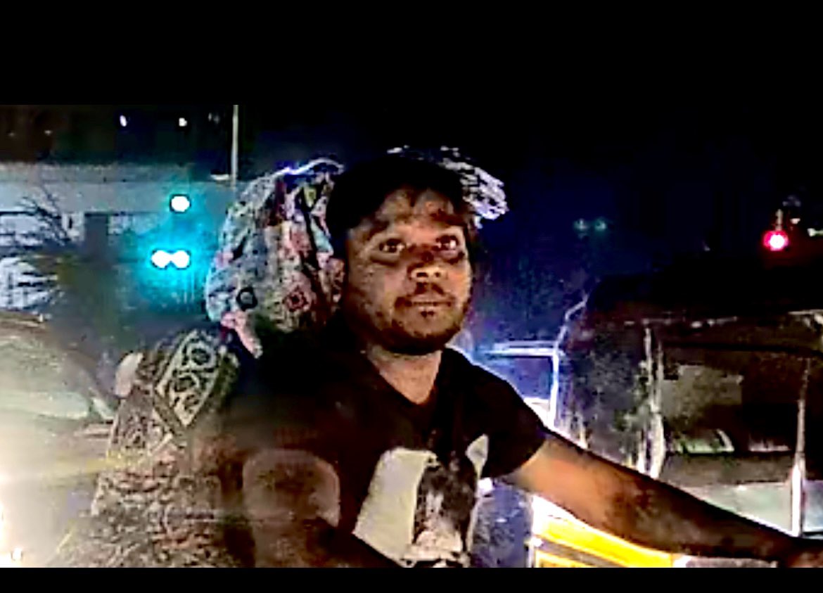 I_mst_'s tweet photo. I was waiting for green signal before Four Points on Nagar Road. When the signal turned green, I noticed that people from the other side of the signal were still crossing the road. After that, people from the opposite side, including an auto driver, car, 1/2 @PuneCityTraffic https://t.co/ttWU7Ojkps