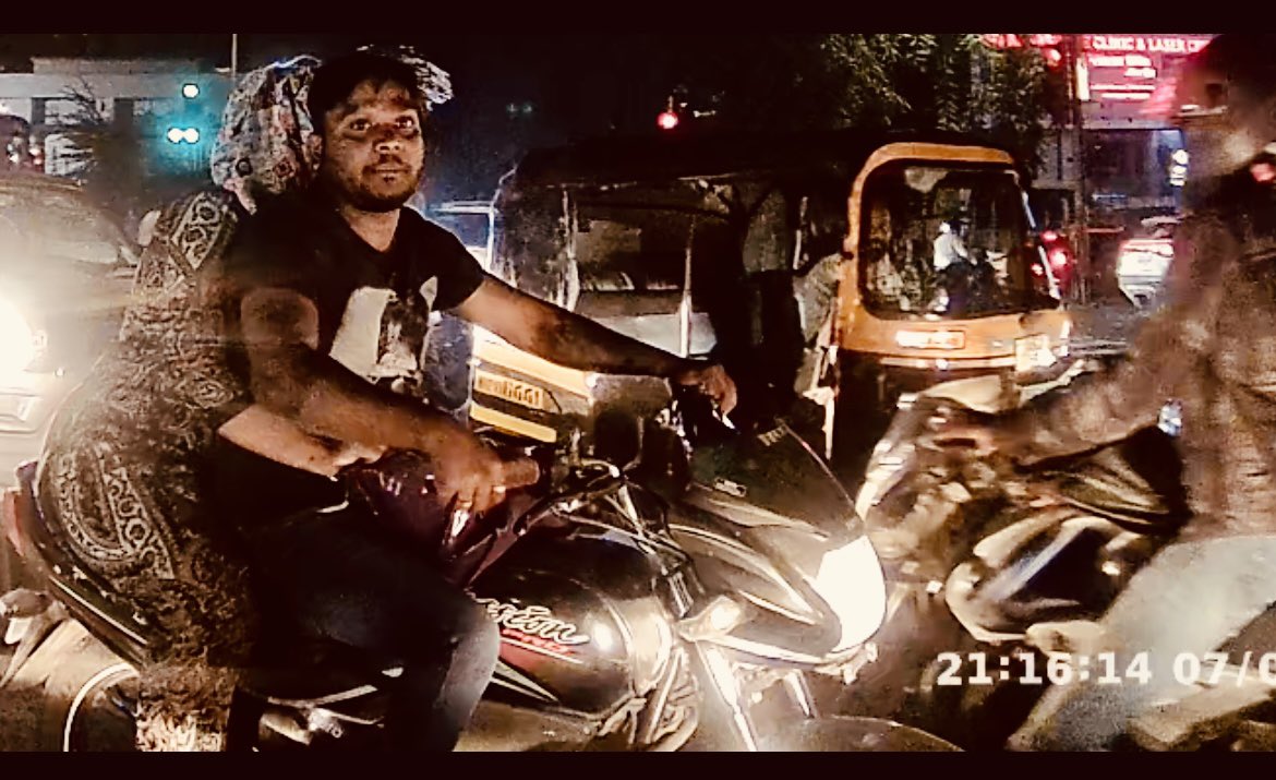 I_mst_'s tweet photo. I was waiting for green signal before Four Points on Nagar Road. When the signal turned green, I noticed that people from the other side of the signal were still crossing the road. After that, people from the opposite side, including an auto driver, car, 1/2 @PuneCityTraffic https://t.co/ttWU7Ojkps