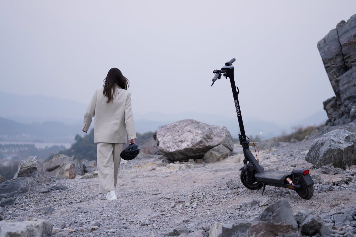 navee_tech's tweet photo. ✅ Quadruple suspension for ultimate comfort
✅ 1000W max motor for unstoppable performance
✅ Up to 37.5 miles range—go further with confidence
Get ready to experience the ride of the future. Coming soon to North America! 🔥 #gt3pro #smoothride #naveeontheroad #naveenorthamerica #naveenewproduct
#naveetech #escooter