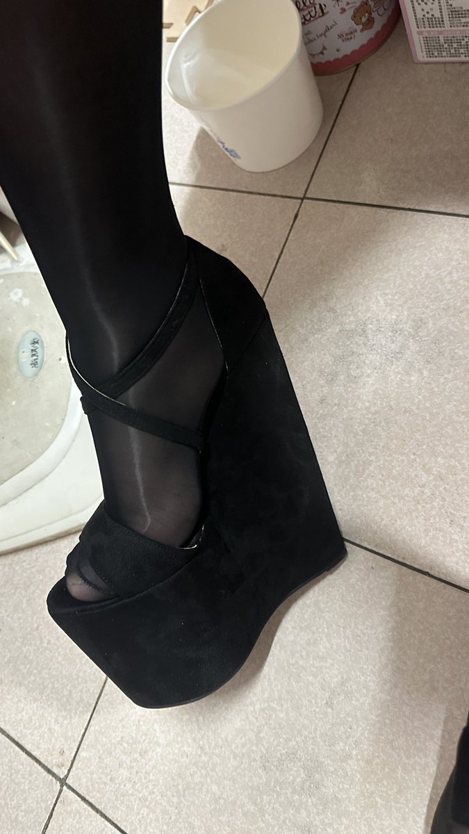 穿新鞋
有沒有喜歡很高鞋子的姐妹呢