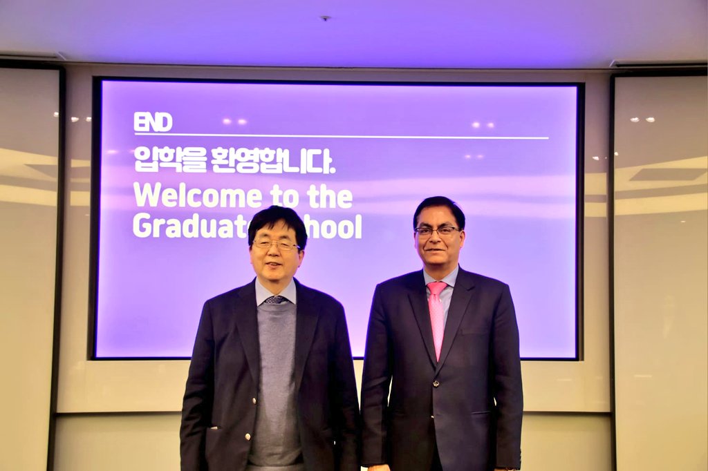 IndiainROK's tweet photo. Ambassador Amit Kumar attended the inaugural ceremony of the launch of #Yoga and #Wellness Science Major at Busan University of Foreign Studies (#BUFS) on 07th March.
Ambassador, and Dr. Jang Soon-heung, President, BUFS delivered brief remarks at the ceremony. Congratulating BUFS on the launch of the new major, Ambassador acknowledged BUFS' contributions over the years in promoting academic scholarship & awareness about #India amongst #korean students, & highlighted Yoga as an important living bridge connecting India & Korea.
With the launch of βYoga & Wellness Scienceβ within their Graduate School of Industrial Management, BUFS now has the distinction of being the third university in Korea to offer a structured course on Yoga. Aiming to nurture experts in yoga, the major would offer courses ranging from #history & #philosophy of yoga, yoga science, #wellness marketing, & #Sanskrit introduction.
Ambassador also interacted with the students of the newly launched major, who have decades of experience in yoga practice, & hold professional instructor certifications, and with other students, including students learning #Hindi at BUFS.
Embassy looks forward to having continued cooperation with BUFS on fresh initiatives to promote #P2P connectivity as well as mutual understanding & friendship between India and Korea.
μλ° μΏ λ§λ₯΄ μ£ΌνμΈλλμ¬λ 3μ 7μΌμ λΆμ°μΈκ΅μ΄λνκ΅μμ κ°μ΅λ βμκ° μ°λμ€ κ³Όνβ λνμ κ³Όμ κ°μ€ κΈ°λ
νμ¬μ μ°Έμνμ΅λλ€.
λμ¬μ μ₯μν₯ λΆμ°μΈκ΅μ΄λνκ΅ μ΄μ₯μ νμ¬μμ κ°λ¨ν μΆμ¬λ₯Ό μ νμ΅λλ€. λμ¬λ λΆμ°μΈκ΅μ΄λνκ΅κ° κ·Έλμ νλ¬Έμ μ°κ΅¬λ₯Ό μ₯λ €νκ³ νκ΅ νμλ€μκ² μΈλμ λν μΈμμ λμ΄λ λ° κΈ°μ¬ν΄ μ¨ μ μ κ°μ¬νλ©°, μ΄λ² μ κ· κ³Όμ κ°μ€μ μΆννμ΅λλ€. λν μκ°κ° μΈλμ νκ΅μ μ°κ²°νλ μ€μν κ°κ΅ μν μ νλ€λ μ μ κ°μ‘°νμ΅λλ€.
μ΄λ²μ κ°μ€λ βμκ° μ°λμ€ κ³Όνβ κ³Όμ μ λΆμ°μΈκ΅μ΄λνκ΅ μ°μ
κ²½μλνμ λ΄μ κ°μ€λμμΌλ©°, μ΄λ‘μ¨ λΆμ°μΈκ΅μ΄λνκ΅λ μκ°μ κ΄λ ¨λ 체κ³μ μΈ κ΅μ‘ κ³Όμ μ μ 곡νλ νκ΅ λ΄ μΈ λ²μ§Έ λνμΌλ‘ λ°λμ νμμ΅λλ€. μ΄ κ³Όμ μ μκ° μ λ¬Έκ° μμ±μ λͺ©νλ‘ νλ©°, μκ°μ μμ¬μ μ² ν, μκ° κ³Όν, μ°λμ€ λ§μΌν
, μ°μ€ν¬λ¦¬νΈμ΄ μ
λ¬Έ λ± λ€μν κ³Όλͺ©μ μ 곡ν©λλ€.
λμ¬λ μμ λ
κ° μκ°λ₯Ό μλ ¨νκ³ μ λ¬Έ κ°μ¬ μ격μ¦μ 보μ ν νμλ€μ ν¬ν¨ν μκ° μ°λμ€ κ³Όν κ³Όμ μ νμλ€μ λΉλ‘―ν΄ λΆμ°μΈκ΅μ΄λνκ΅μμ νλμ΄λ₯Ό λ°°μ°κ³ μλ νμλ€κ³Όλ κ΅λ₯νλ μκ°μ κ°μ‘μ΅λλ€.
μ£ΌνμΈλλμ¬κ΄μ μμΌλ‘λ λΆμ°μΈκ΅μ΄λνκ΅μ νλ ₯νμ¬ μκ΅ κ° μΈμ κ΅λ₯λ₯Ό μ¦μ§νκ³ , μνΈ μ΄ν΄μ μ°μ μ κ°ννλ μλ‘μ΄ μ΄λμ
ν°λΈλ₯Ό μΆμ§ν΄ λκ°κΈ°λ₯Ό κΈ°λν©λλ€.