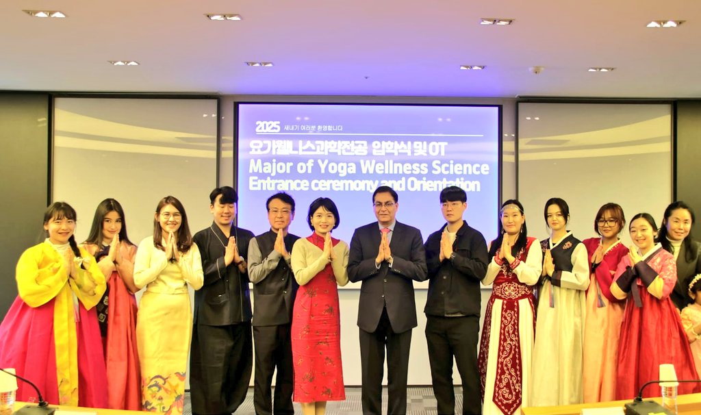IndiainROK's tweet photo. Ambassador Amit Kumar attended the inaugural ceremony of the launch of #Yoga and #Wellness Science Major at Busan University of Foreign Studies (#BUFS) on 07th March.
Ambassador, and Dr. Jang Soon-heung, President, BUFS delivered brief remarks at the ceremony. Congratulating BUFS on the launch of the new major, Ambassador acknowledged BUFS' contributions over the years in promoting academic scholarship & awareness about #India amongst #korean students, & highlighted Yoga as an important living bridge connecting India & Korea.
With the launch of βYoga & Wellness Scienceβ within their Graduate School of Industrial Management, BUFS now has the distinction of being the third university in Korea to offer a structured course on Yoga. Aiming to nurture experts in yoga, the major would offer courses ranging from #history & #philosophy of yoga, yoga science, #wellness marketing, & #Sanskrit introduction.
Ambassador also interacted with the students of the newly launched major, who have decades of experience in yoga practice, & hold professional instructor certifications, and with other students, including students learning #Hindi at BUFS.
Embassy looks forward to having continued cooperation with BUFS on fresh initiatives to promote #P2P connectivity as well as mutual understanding & friendship between India and Korea.
μλ° μΏ λ§λ₯΄ μ£ΌνμΈλλμ¬λ 3μ 7μΌμ λΆμ°μΈκ΅μ΄λνκ΅μμ κ°μ΅λ βμκ° μ°λμ€ κ³Όνβ λνμ κ³Όμ κ°μ€ κΈ°λ
νμ¬μ μ°Έμνμ΅λλ€.
λμ¬μ μ₯μν₯ λΆμ°μΈκ΅μ΄λνκ΅ μ΄μ₯μ νμ¬μμ κ°λ¨ν μΆμ¬λ₯Ό μ νμ΅λλ€. λμ¬λ λΆμ°μΈκ΅μ΄λνκ΅κ° κ·Έλμ νλ¬Έμ μ°κ΅¬λ₯Ό μ₯λ €νκ³ νκ΅ νμλ€μκ² μΈλμ λν μΈμμ λμ΄λ λ° κΈ°μ¬ν΄ μ¨ μ μ κ°μ¬νλ©°, μ΄λ² μ κ· κ³Όμ κ°μ€μ μΆννμ΅λλ€. λν μκ°κ° μΈλμ νκ΅μ μ°κ²°νλ μ€μν κ°κ΅ μν μ νλ€λ μ μ κ°μ‘°νμ΅λλ€.
μ΄λ²μ κ°μ€λ βμκ° μ°λμ€ κ³Όνβ κ³Όμ μ λΆμ°μΈκ΅μ΄λνκ΅ μ°μ
κ²½μλνμ λ΄μ κ°μ€λμμΌλ©°, μ΄λ‘μ¨ λΆμ°μΈκ΅μ΄λνκ΅λ μκ°μ κ΄λ ¨λ 체κ³μ μΈ κ΅μ‘ κ³Όμ μ μ 곡νλ νκ΅ λ΄ μΈ λ²μ§Έ λνμΌλ‘ λ°λμ νμμ΅λλ€. μ΄ κ³Όμ μ μκ° μ λ¬Έκ° μμ±μ λͺ©νλ‘ νλ©°, μκ°μ μμ¬μ μ² ν, μκ° κ³Όν, μ°λμ€ λ§μΌν
, μ°μ€ν¬λ¦¬νΈμ΄ μ
λ¬Έ λ± λ€μν κ³Όλͺ©μ μ 곡ν©λλ€.
λμ¬λ μμ λ
κ° μκ°λ₯Ό μλ ¨νκ³ μ λ¬Έ κ°μ¬ μ격μ¦μ 보μ ν νμλ€μ ν¬ν¨ν μκ° μ°λμ€ κ³Όν κ³Όμ μ νμλ€μ λΉλ‘―ν΄ λΆμ°μΈκ΅μ΄λνκ΅μμ νλμ΄λ₯Ό λ°°μ°κ³ μλ νμλ€κ³Όλ κ΅λ₯νλ μκ°μ κ°μ‘μ΅λλ€.
μ£ΌνμΈλλμ¬κ΄μ μμΌλ‘λ λΆμ°μΈκ΅μ΄λνκ΅μ νλ ₯νμ¬ μκ΅ κ° μΈμ κ΅λ₯λ₯Ό μ¦μ§νκ³ , μνΈ μ΄ν΄μ μ°μ μ κ°ννλ μλ‘μ΄ μ΄λμ
ν°λΈλ₯Ό μΆμ§ν΄ λκ°κΈ°λ₯Ό κΈ°λν©λλ€.