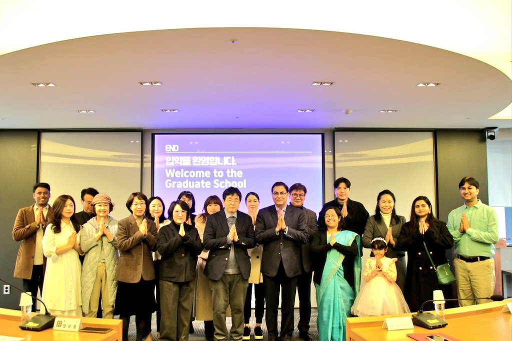 IndiainROK's tweet photo. Ambassador Amit Kumar attended the inaugural ceremony of the launch of #Yoga and #Wellness Science Major at Busan University of Foreign Studies (#BUFS) on 07th March.
Ambassador, and Dr. Jang Soon-heung, President, BUFS delivered brief remarks at the ceremony. Congratulating BUFS on the launch of the new major, Ambassador acknowledged BUFS' contributions over the years in promoting academic scholarship & awareness about #India amongst #korean students, & highlighted Yoga as an important living bridge connecting India & Korea.
With the launch of βYoga & Wellness Scienceβ within their Graduate School of Industrial Management, BUFS now has the distinction of being the third university in Korea to offer a structured course on Yoga. Aiming to nurture experts in yoga, the major would offer courses ranging from #history & #philosophy of yoga, yoga science, #wellness marketing, & #Sanskrit introduction.
Ambassador also interacted with the students of the newly launched major, who have decades of experience in yoga practice, & hold professional instructor certifications, and with other students, including students learning #Hindi at BUFS.
Embassy looks forward to having continued cooperation with BUFS on fresh initiatives to promote #P2P connectivity as well as mutual understanding & friendship between India and Korea.
μλ° μΏ λ§λ₯΄ μ£ΌνμΈλλμ¬λ 3μ 7μΌμ λΆμ°μΈκ΅μ΄λνκ΅μμ κ°μ΅λ βμκ° μ°λμ€ κ³Όνβ λνμ κ³Όμ κ°μ€ κΈ°λ
νμ¬μ μ°Έμνμ΅λλ€.
λμ¬μ μ₯μν₯ λΆμ°μΈκ΅μ΄λνκ΅ μ΄μ₯μ νμ¬μμ κ°λ¨ν μΆμ¬λ₯Ό μ νμ΅λλ€. λμ¬λ λΆμ°μΈκ΅μ΄λνκ΅κ° κ·Έλμ νλ¬Έμ μ°κ΅¬λ₯Ό μ₯λ €νκ³ νκ΅ νμλ€μκ² μΈλμ λν μΈμμ λμ΄λ λ° κΈ°μ¬ν΄ μ¨ μ μ κ°μ¬νλ©°, μ΄λ² μ κ· κ³Όμ κ°μ€μ μΆννμ΅λλ€. λν μκ°κ° μΈλμ νκ΅μ μ°κ²°νλ μ€μν κ°κ΅ μν μ νλ€λ μ μ κ°μ‘°νμ΅λλ€.
μ΄λ²μ κ°μ€λ βμκ° μ°λμ€ κ³Όνβ κ³Όμ μ λΆμ°μΈκ΅μ΄λνκ΅ μ°μ
κ²½μλνμ λ΄μ κ°μ€λμμΌλ©°, μ΄λ‘μ¨ λΆμ°μΈκ΅μ΄λνκ΅λ μκ°μ κ΄λ ¨λ 체κ³μ μΈ κ΅μ‘ κ³Όμ μ μ 곡νλ νκ΅ λ΄ μΈ λ²μ§Έ λνμΌλ‘ λ°λμ νμμ΅λλ€. μ΄ κ³Όμ μ μκ° μ λ¬Έκ° μμ±μ λͺ©νλ‘ νλ©°, μκ°μ μμ¬μ μ² ν, μκ° κ³Όν, μ°λμ€ λ§μΌν
, μ°μ€ν¬λ¦¬νΈμ΄ μ
λ¬Έ λ± λ€μν κ³Όλͺ©μ μ 곡ν©λλ€.
λμ¬λ μμ λ
κ° μκ°λ₯Ό μλ ¨νκ³ μ λ¬Έ κ°μ¬ μ격μ¦μ 보μ ν νμλ€μ ν¬ν¨ν μκ° μ°λμ€ κ³Όν κ³Όμ μ νμλ€μ λΉλ‘―ν΄ λΆμ°μΈκ΅μ΄λνκ΅μμ νλμ΄λ₯Ό λ°°μ°κ³ μλ νμλ€κ³Όλ κ΅λ₯νλ μκ°μ κ°μ‘μ΅λλ€.
μ£ΌνμΈλλμ¬κ΄μ μμΌλ‘λ λΆμ°μΈκ΅μ΄λνκ΅μ νλ ₯νμ¬ μκ΅ κ° μΈμ κ΅λ₯λ₯Ό μ¦μ§νκ³ , μνΈ μ΄ν΄μ μ°μ μ κ°ννλ μλ‘μ΄ μ΄λμ
ν°λΈλ₯Ό μΆμ§ν΄ λκ°κΈ°λ₯Ό κΈ°λν©λλ€.
