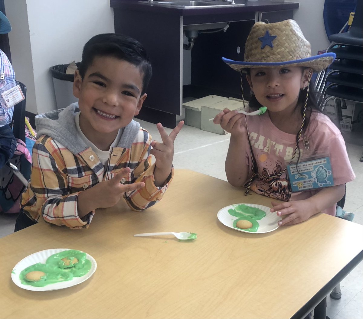 Ituarte_ES's tweet photo. Western Day @Ituarte! Our little PK3 cowboys and cowgirls lassoed a good book and enjoyed some Green Eggs and Ham to wrap up Read Across America Week! 📚#ReadAcrossAmerica #LassoAGoodBook #WesternDay #ALLIN https://t.co/RAcZlH0b3r