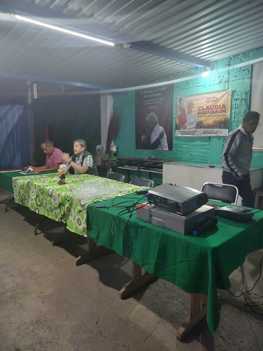 benitocuautle's tweet photo. Agrupación Cholulteca Amplia grupo ACHA como cada viernes nos reunimos  simpatizantes de  morena lideres y dirigentes de las 13 juntas y de los 10 barrios de #SanPedroCholula ciudadanos libres de pensamientos afines de la izquierda social 
🔺Les compartimos unas fotos https://t.co/HEnbSd24C0
