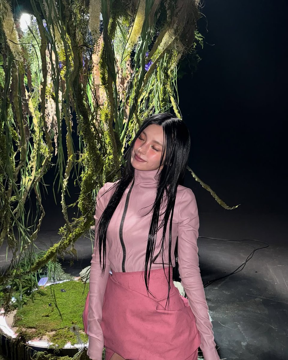 yejigallery's tweet photo. #YEJI yezyizhere instagram update https://t.co/9MEIJrnhgs