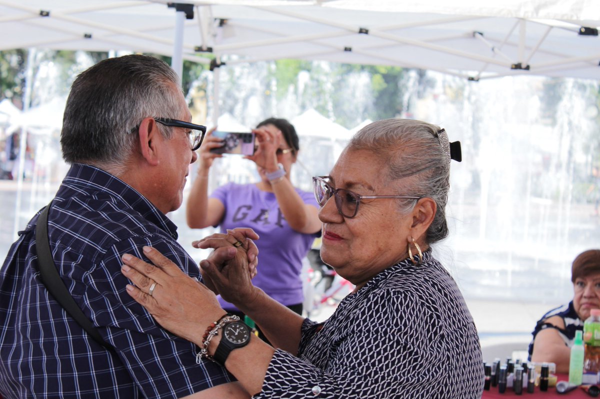 IztacalcoAl's tweet photo. Así vivimos #Danzoneando en #LaAlcaldíaDelPueblo nuestras vecinas y vecinos se dieron cita en la explanada de la Alcaldia Iztacalco para deleitarse con nuestra orquesta y música en vivo.
Acercando la cultura y las actividades recreativas podemos rescatar el tejido social.
Gracias por ser parte de la cultura en Iztacalco, contigo construimos la alcaldía que merecemos.