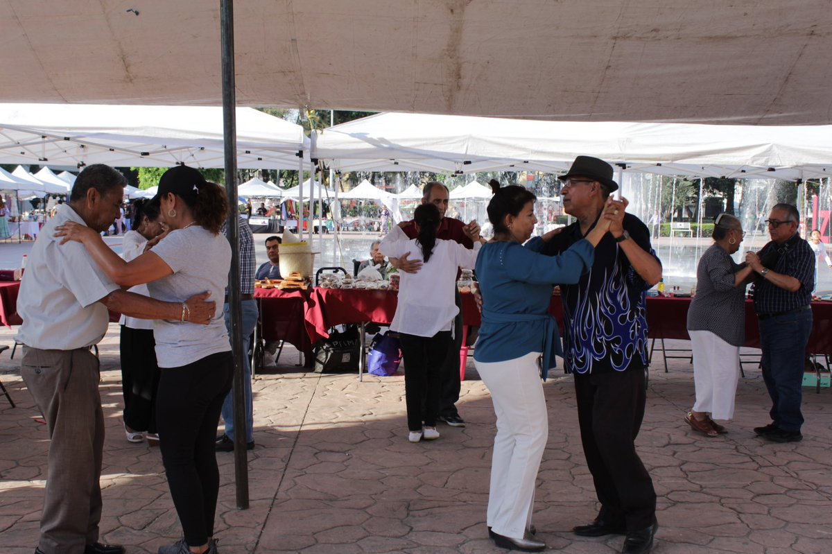 IztacalcoAl's tweet photo. Así vivimos #Danzoneando en #LaAlcaldíaDelPueblo nuestras vecinas y vecinos se dieron cita en la explanada de la Alcaldia Iztacalco para deleitarse con nuestra orquesta y música en vivo.
Acercando la cultura y las actividades recreativas podemos rescatar el tejido social.
Gracias por ser parte de la cultura en Iztacalco, contigo construimos la alcaldía que merecemos.