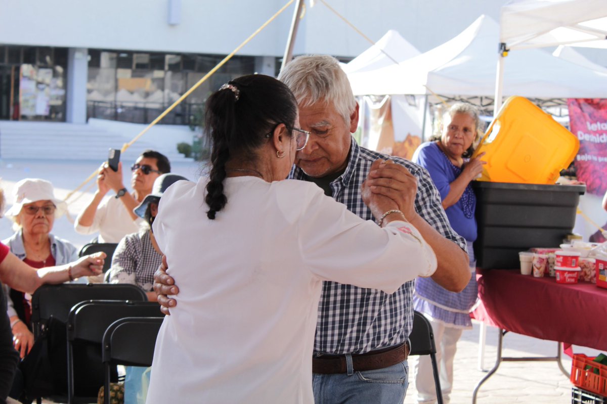 IztacalcoAl's tweet photo. Así vivimos #Danzoneando en #LaAlcaldíaDelPueblo nuestras vecinas y vecinos se dieron cita en la explanada de la Alcaldia Iztacalco para deleitarse con nuestra orquesta y música en vivo.
Acercando la cultura y las actividades recreativas podemos rescatar el tejido social.
Gracias por ser parte de la cultura en Iztacalco, contigo construimos la alcaldía que merecemos.