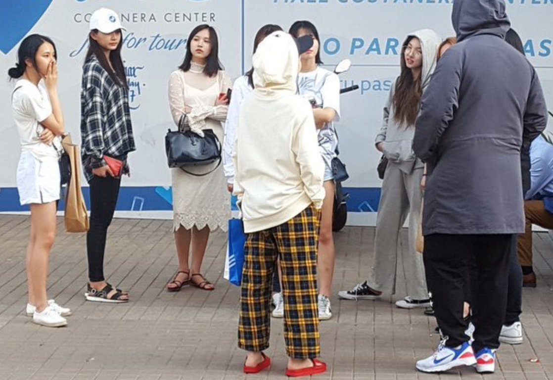 dahyunspresso's tweet photo. Favorite random picture ko talaga ng Twice 😂 Yung difference between Dahyun and Mina outfit 😭 https://t.co/gLNZAlPVBn