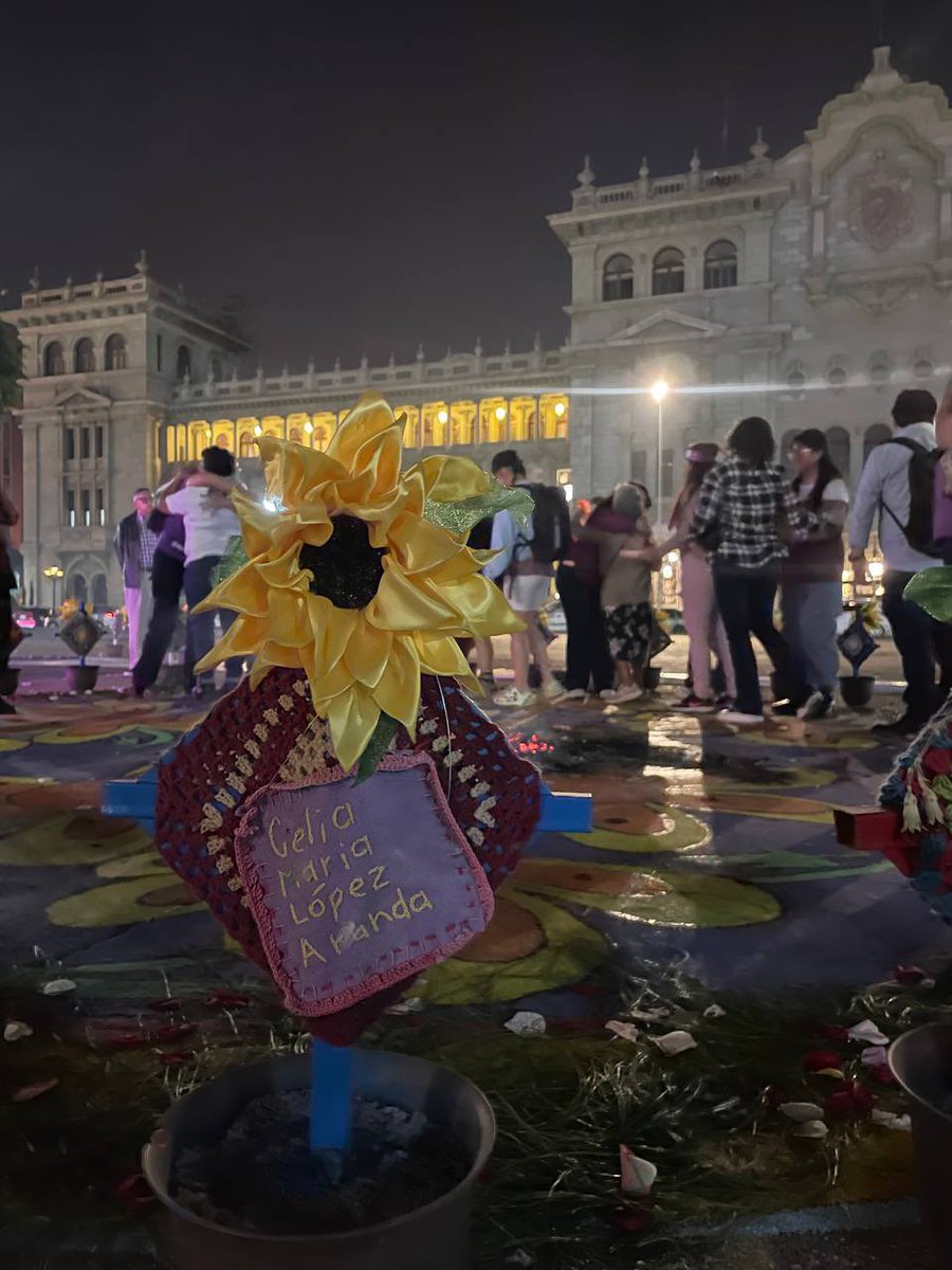 PlazaPublicaGT's tweet photo. 📍En la Plaza Central esta noche se realizó un evento para conmemorar los ocho años que han pasado desde el incendio en el Hogar Seguro Virgen de la Asunción, qué mató a 41 niñas y adolescentes y dejó con heridas graves a otras 15. Entre fuego, pancartas y girasoles se pidió justicia por ellas. 🌻 

Vía: @JodyReporta