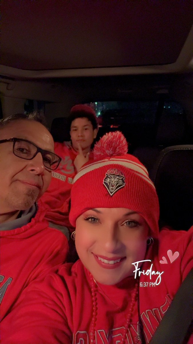 candikane81's tweet photo. Friday night hoops!  #GoLobos  #beatunlv https://t.co/hjOQAKl5ro