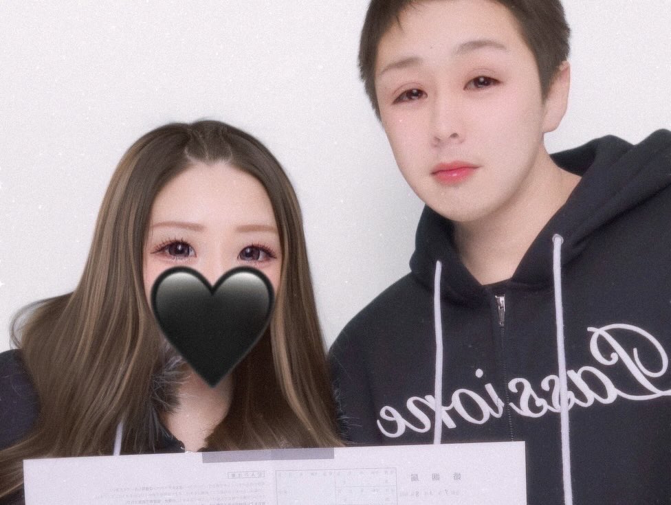 KMKLOVEYOU's tweet photo. ご報告🕊️〰︎︎♡

3/8入籍致しました💍
今日からは【倉本】になりました✨
3年間彼女で居させてくれてありがとう。
これからは夫婦としてよろしくね👩🏼‍❤️‍👨🏼

そしてもう1つお腹の中に
晃くんとの赤ちゃんを授かりました👶🏻️🩵
8月上旬頃には3人家族になります。
幸せいっぱいすぎる😭 https://t.co/OhwaFkVInO