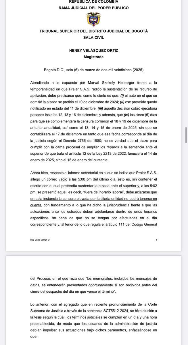 jairoparrac's tweet photo. ¿Si un correo se envía dentro del término, pero sin el recurso adjunto y este se remite después del cierre del juzgado (5:02 p.m.), se considera extemporáneo? TSB: Respecto al informe secretarial en el que se indica que allegó un correo vacío a las 5:00 pm del último día, esto es, sin contener el escrito con el cual pretendía sustentar la alzada ante el superior y, a las 5:02 pm, se presentó aquél, es decir, “fuera del horario laboral”, debe aclararse que en esta instancia la censura elevada por la citada entidad no podrá tenerse en cuenta, con fundamento a lo que ha dicho la jurisprudencia frente a que las actuaciones ante los estrados deben adelantarse dentro de unos horarios específicos, so pena de que no se tengan por efectuadas en el día correspondiente y, al tenor de lo que regula el artículo 111 del Código General del Proceso, en el que reza que “ memoriales, incluidos los mensajes de datos, se entenderán presentados oportunamente si son recibidos antes del cierre del despacho del día en que vence el término” —⬇️⬇️—