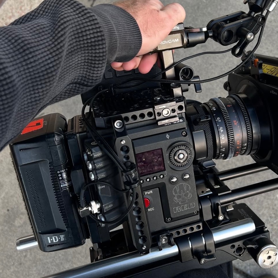 An always reliable combination! 🔋🔴

📷: @_jordanmontgomery 

#idxtek #vmount #cinema #r3d #reddigitalcinema