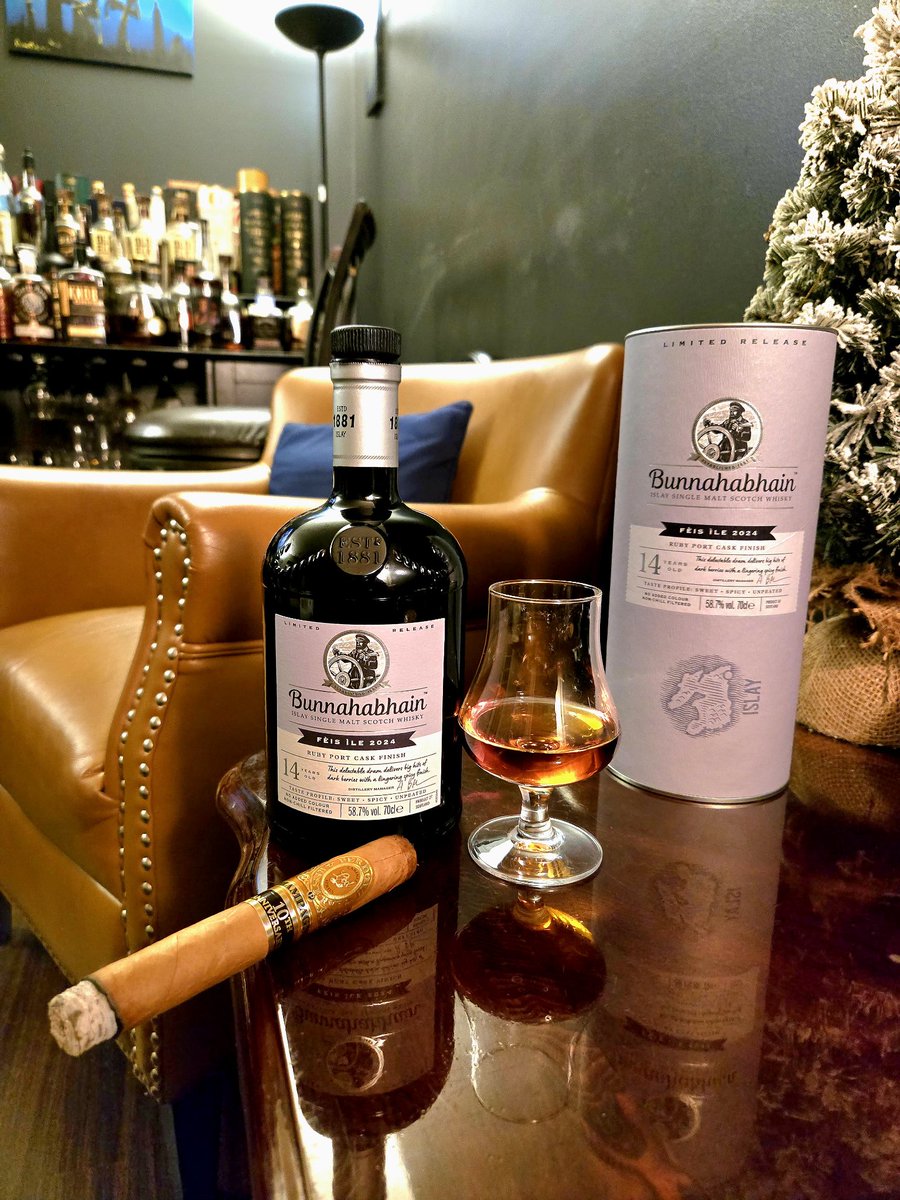 I love these kinds of Friday's. Cracking open new Whisky and a good cigar. Cheers to new experiences 🥃
