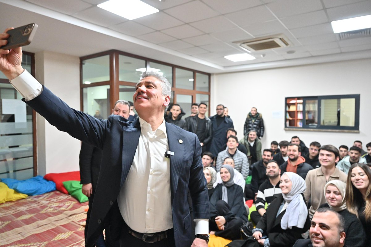 cuneytyuksel_'s tweet photo. Muhabbet var, müzik var, kestane var ve tabii ki bir sahur klasiği menemen var… 😊

Gençlik varsa hepsi var; Ramazan bereketiyle var… 🌙 

@AkPartiGngren 
@akgencgungoren https://t.co/ALS29crr1J
