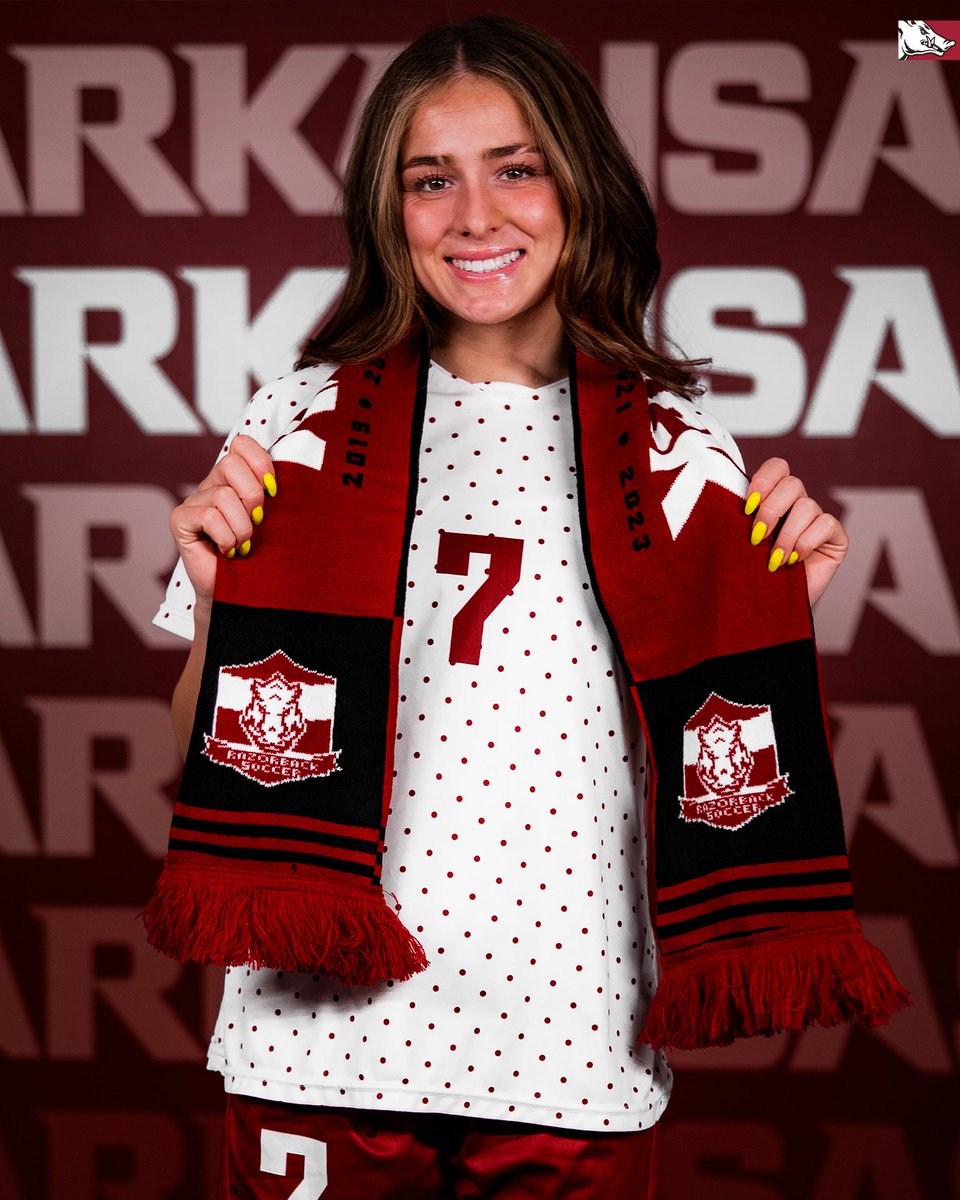 RazorbackSoccer's tweet photo. 18' | Erin off the free kick!!!

The newcomer makes it 3-0 Hogs 🐗 https://t.co/Asoup6TXJz
