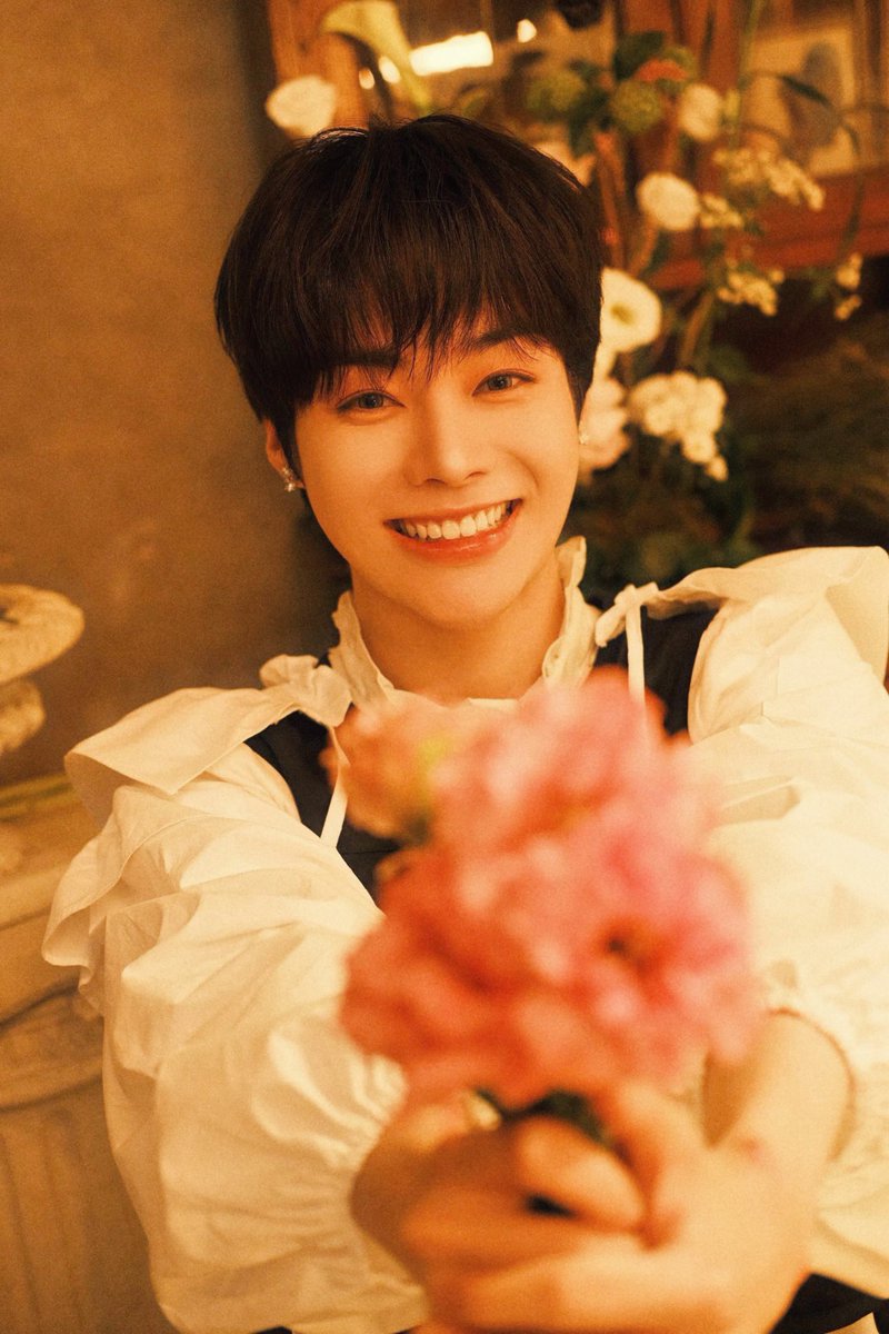 TPST_twt's tweet photo. [#한빈] 💐

제 꽃다발을 잘 받아주시고 오늘 하루도 행복하게 보내세요 ^💝^ https://t.co/1yuXJFCF9P