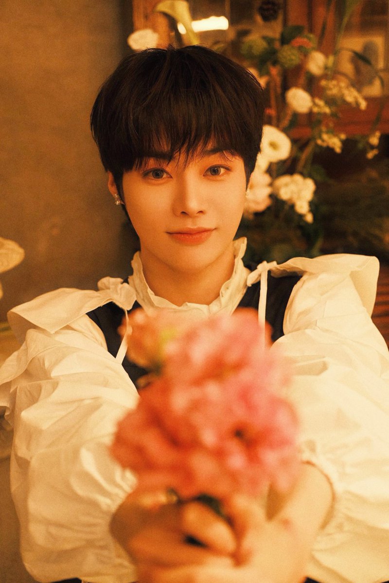 TPST_twt's tweet photo. [#한빈] 💐

제 꽃다발을 잘 받아주시고 오늘 하루도 행복하게 보내세요 ^💝^ https://t.co/1yuXJFCF9P