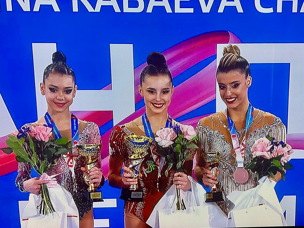 ComiteOlimpico's tweet photo. ¡Histórica hazaña para Puerto Rico! 

La gimnasta Giuliana Cusnier hizo historia al ganar medalla de bronce  en el Grand Prix de Moscú, convirtiéndose en la primera atleta boricua en lograr un podio en esta prestigiosa competencia de gimnasia rítmica. 

Además, recibió el premio especial “Will to Win”, entregado por la legendaria medallista olímpica Alina Kabaeva. 

¡Felicidades, Giuliana! Orgullo boricua en el escenario mundial. 

Más Info: https://t.co/nuR2UyD4UG

#EquipoPUR #GimnasiaPUR