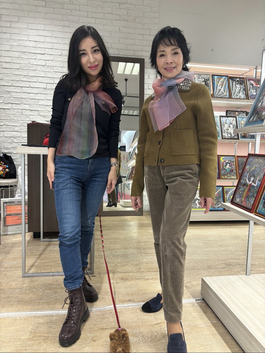 kaorun24hashi's tweet photo. 昨日は由美かおるさんが展示会に来て下さいました🙏
Xでは書ききれないので、ブログにて詳細を纏めました↓
https://t.co/EzSHt3Rg4H https://t.co/Il1fwTzsly