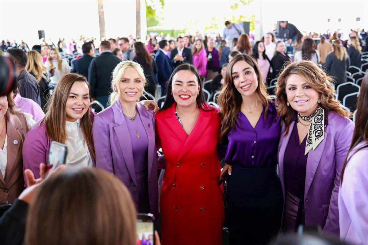 DianaKarinaBa's tweet photo. Conmemoramos el Día Internacional de la Mujer junto a nuestro gobernador @AlfonsoDurazo admiramos la fuerza, lucha y voz de las mujeres que estamos transformando Sonora 💜 https://t.co/pJQaRyxZ5F