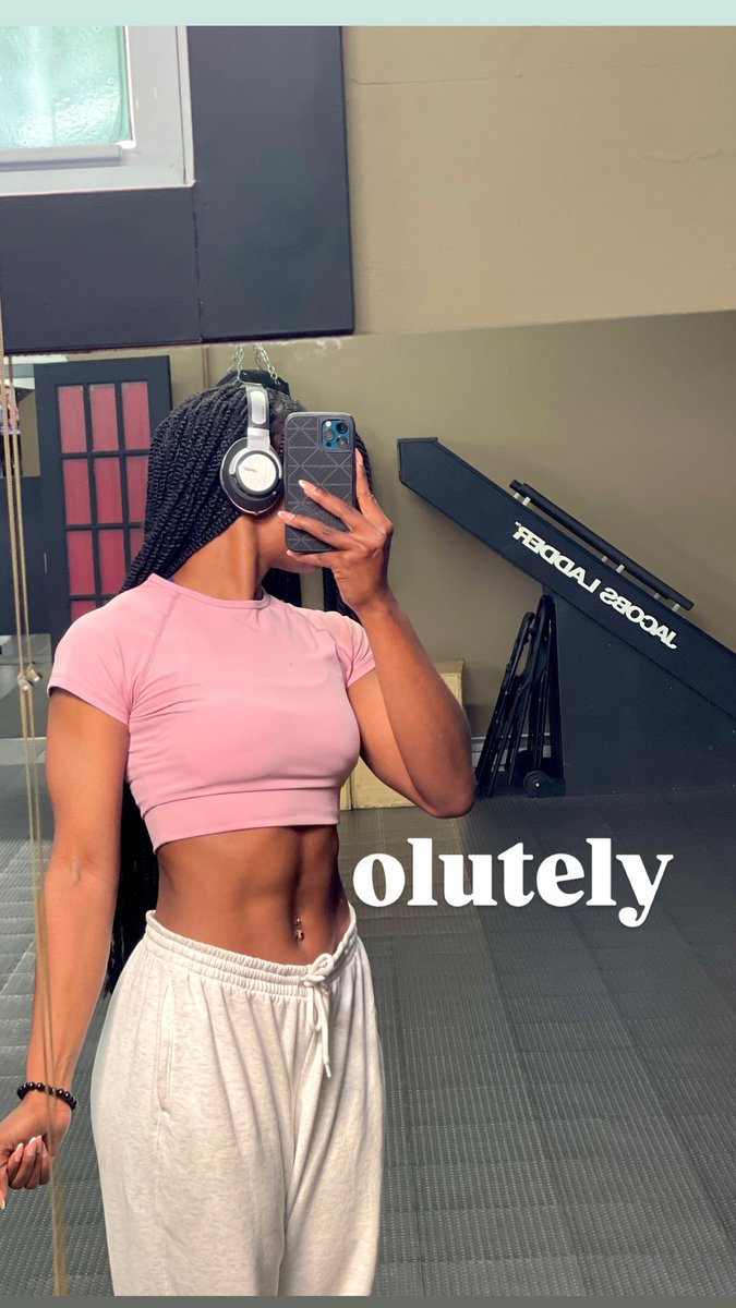 _IFUNANYA__'s tweet photo. Literally about to order 4 new @NewBalanceCan 9060 cause some how the sneaks make my gym outfit pop and it’s super comfy. https://t.co/O5JlZUCdHs