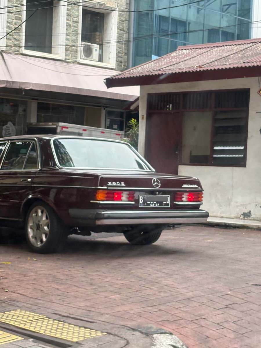 cars_asia's tweet photo. Another day of commute, another W123 spotted. Seems like these W123 are indeed reliable for daily use. #MercedesBenzClassic #MercedesBenzW123 #W123 #240D https://t.co/K5pibo3an7