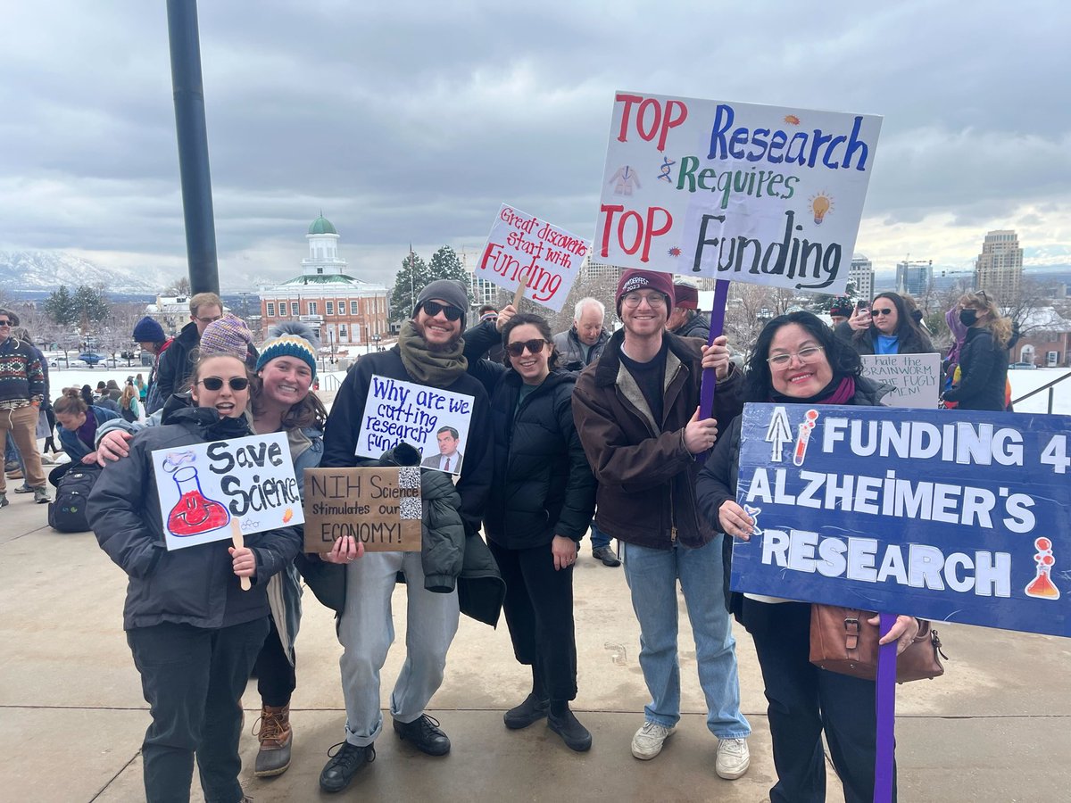 JasonSynaptic's tweet photo. Proud of my lab for getting out and making a stand for science! #StandUpForScience https://t.co/AhOSAlwKWU