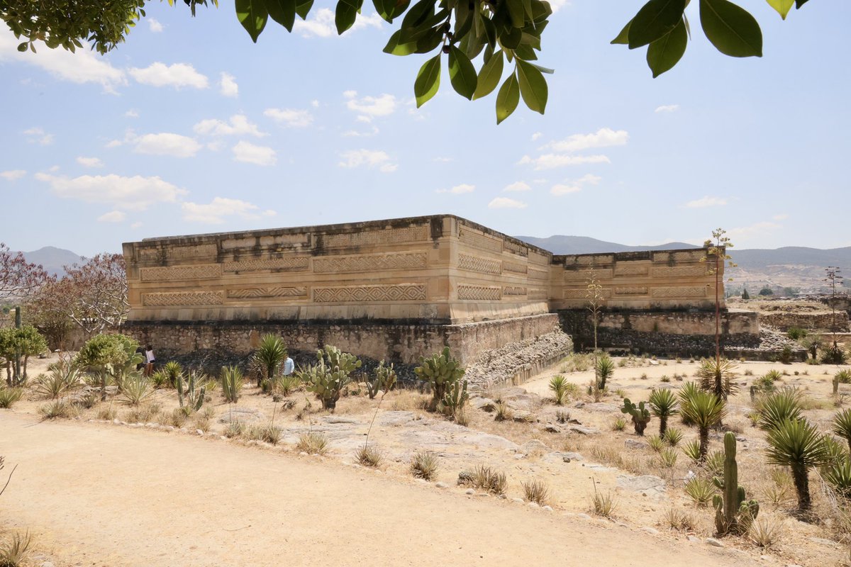 Nuestras actividades junto al secretario de Educación Pública, <a href="/mario_delgado/">Mario Delgado</a>, concluyeron con una visita a la zona arqueológica de Mitla, donde le mostramos la riqueza cultural que este sitio ofrece, así como su importancia histórica para la identidad de Oaxaca y de México. 

Le