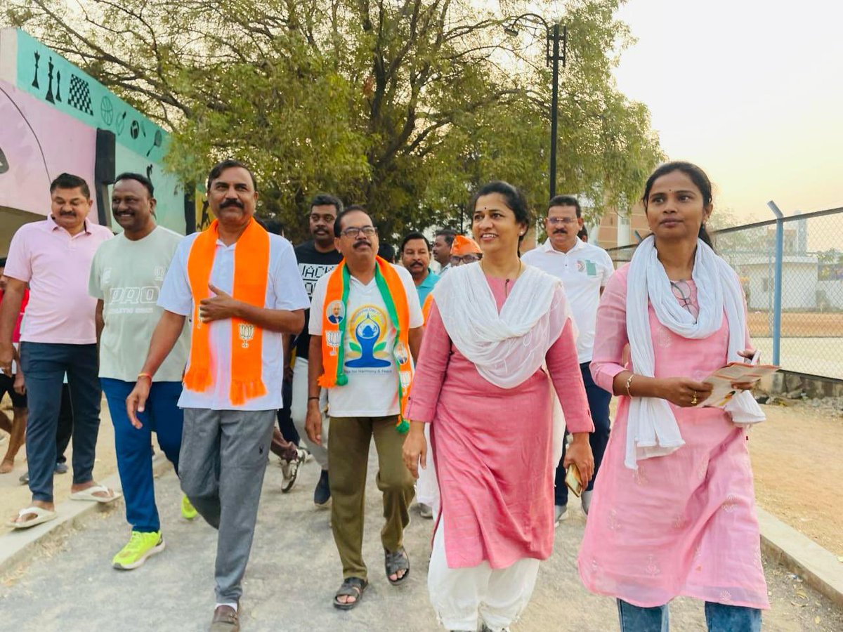 Sagar4BJP's tweet photo. Out of many, two women worked on ground for MLC elections.
@GayathriBDevi in Karimnagar
@HyndaviPandem in Siddipet.
If you want to know their experience in working on ground. Am giving away my handle.
Please shoot your questions to me they will answer your questions.