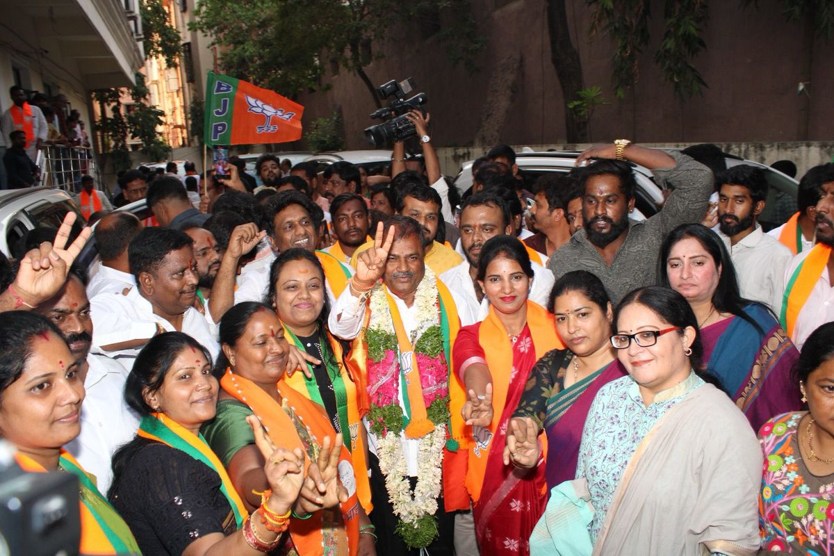 Sagar4BJP's tweet photo. Out of many, two women worked on ground for MLC elections.
@GayathriBDevi in Karimnagar
@HyndaviPandem in Siddipet.
If you want to know their experience in working on ground. Am giving away my handle.
Please shoot your questions to me they will answer your questions.