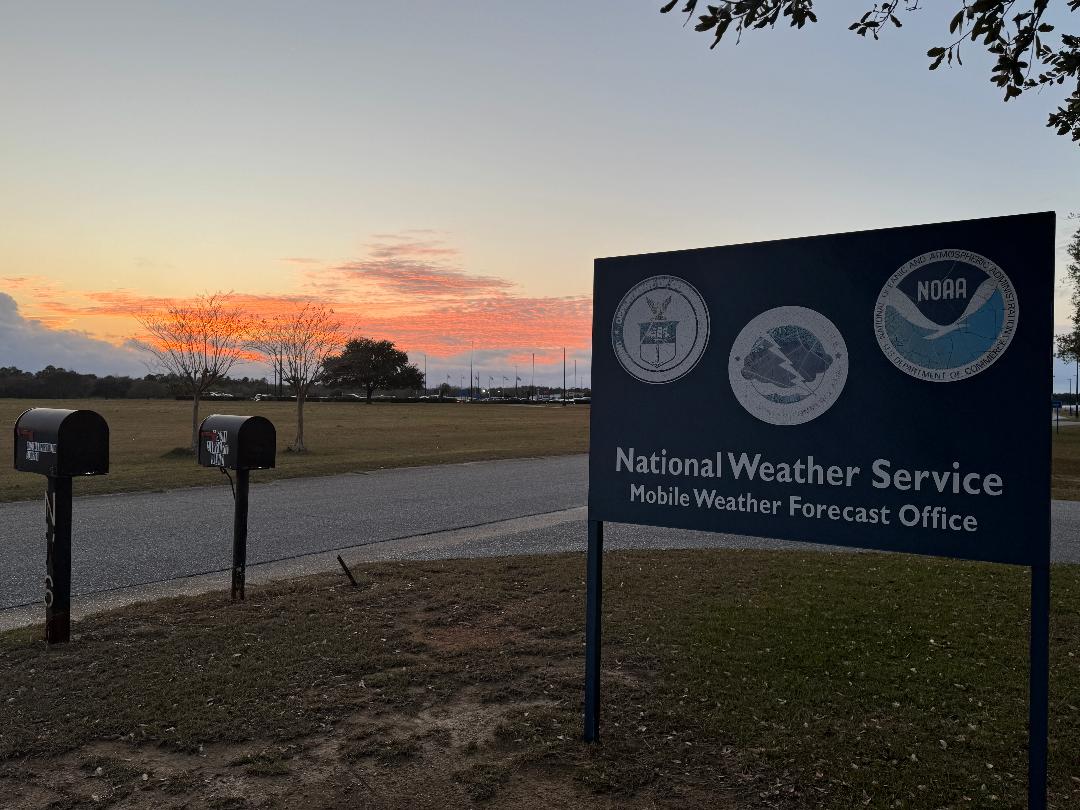 NWSMobile's tweet photo. After a nice sunset earlier this evening, expect increasing clouds and warmer temps tonight, with 
a slight chance for rain toward daybreak Saturday.  Lows will range from the low to mid 50s over most inland areas to the upper 50s to lower 60s closer to and along the coast. https://t.co/iTSq0BzQiN