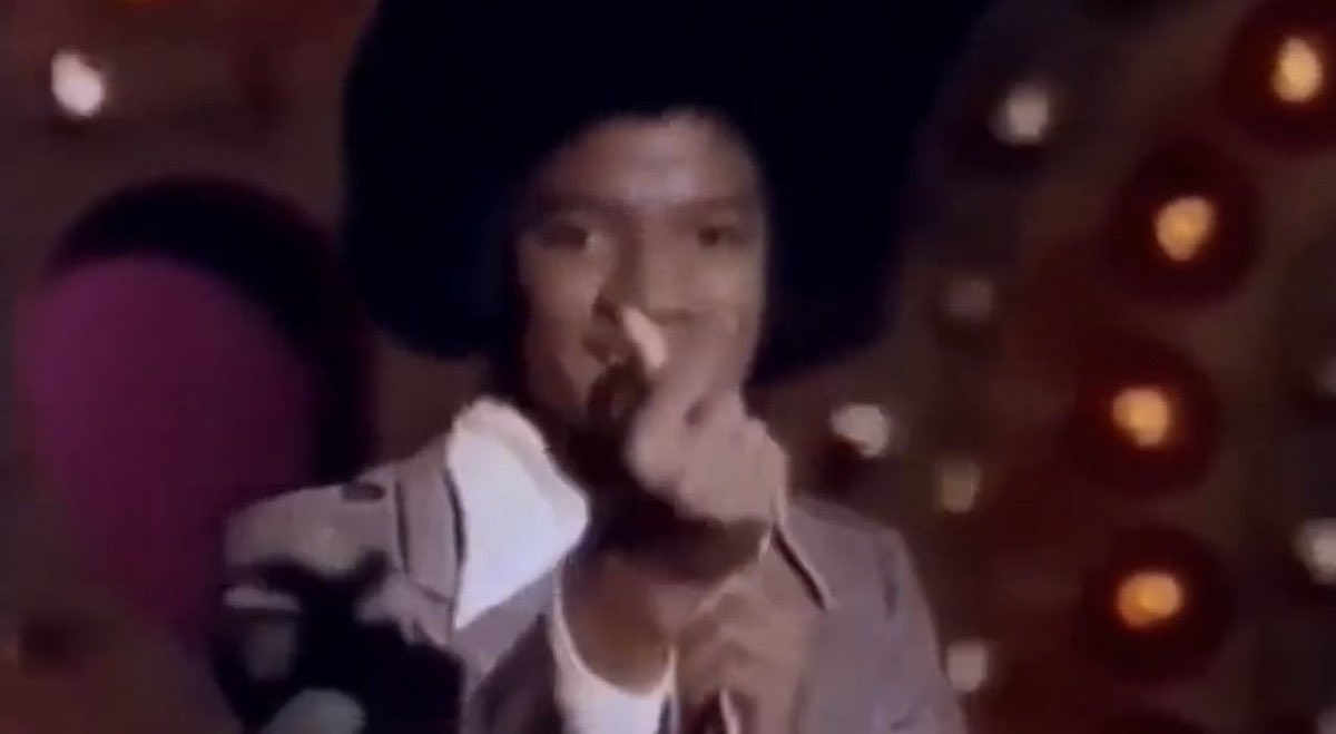 itsTiaMonette's tweet photo. @THEEDeezumaki Fun fact, the first person to do the finger heart was Michael Jackson https://t.co/Hkj3TuWRUK