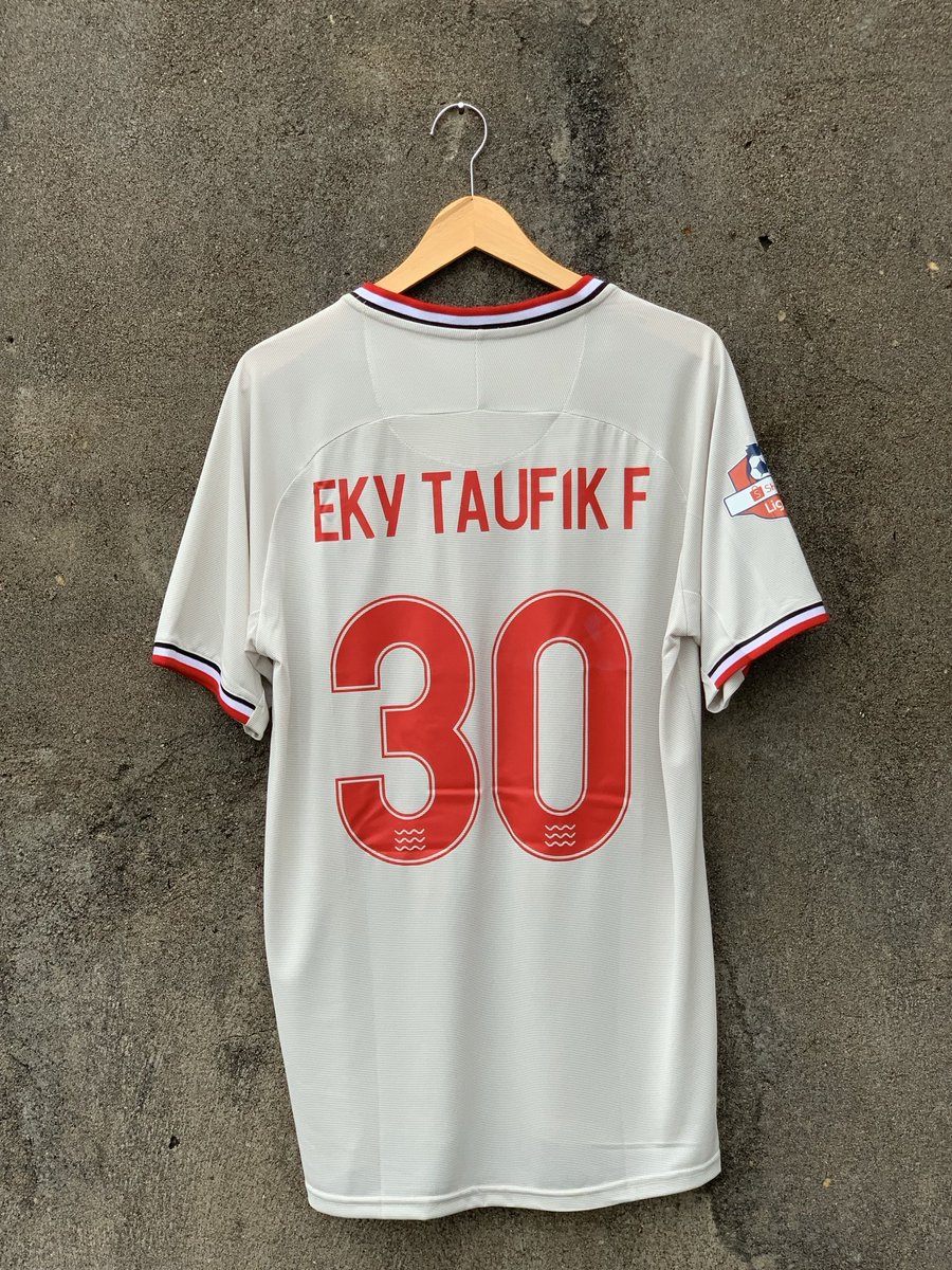 Izin ngelapak min, semoga rejeki anak 👶🏻 #jersey4sale <a href="/Jerseyforum/">Si Paling Jersey</a> <a href="/JerseyLigina/">Pencinta Kain Ligina (Follow IG: @pjli_id)</a> 
Persela Lamongan Third 2019
Nameset Eky Taufik F 30 (XL) idr 550 k 
More info wa 0822-9361-6399