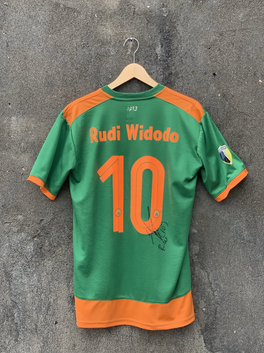 Izin ngelapak min, semoga rejeki anak 👶🏻 #jersey4sale <a href="/Jerseyforum/">Si Paling Jersey</a> <a href="/JerseyLigina/">Pencinta Kain Ligina (Follow IG: @pjli_id)</a> 
Persikabo Home 2015
Nameset Rudi Widodo 10 (XL) idr 550 k 
• Signed Rudi Widodo 
More info wa 0822-9361-6399