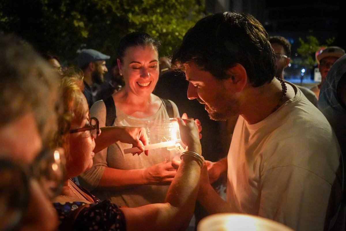 Amor con amor se paga
Que nadie apague la luz de la esperanza
El Pueblo con Francisco
¡Viva Francisco!