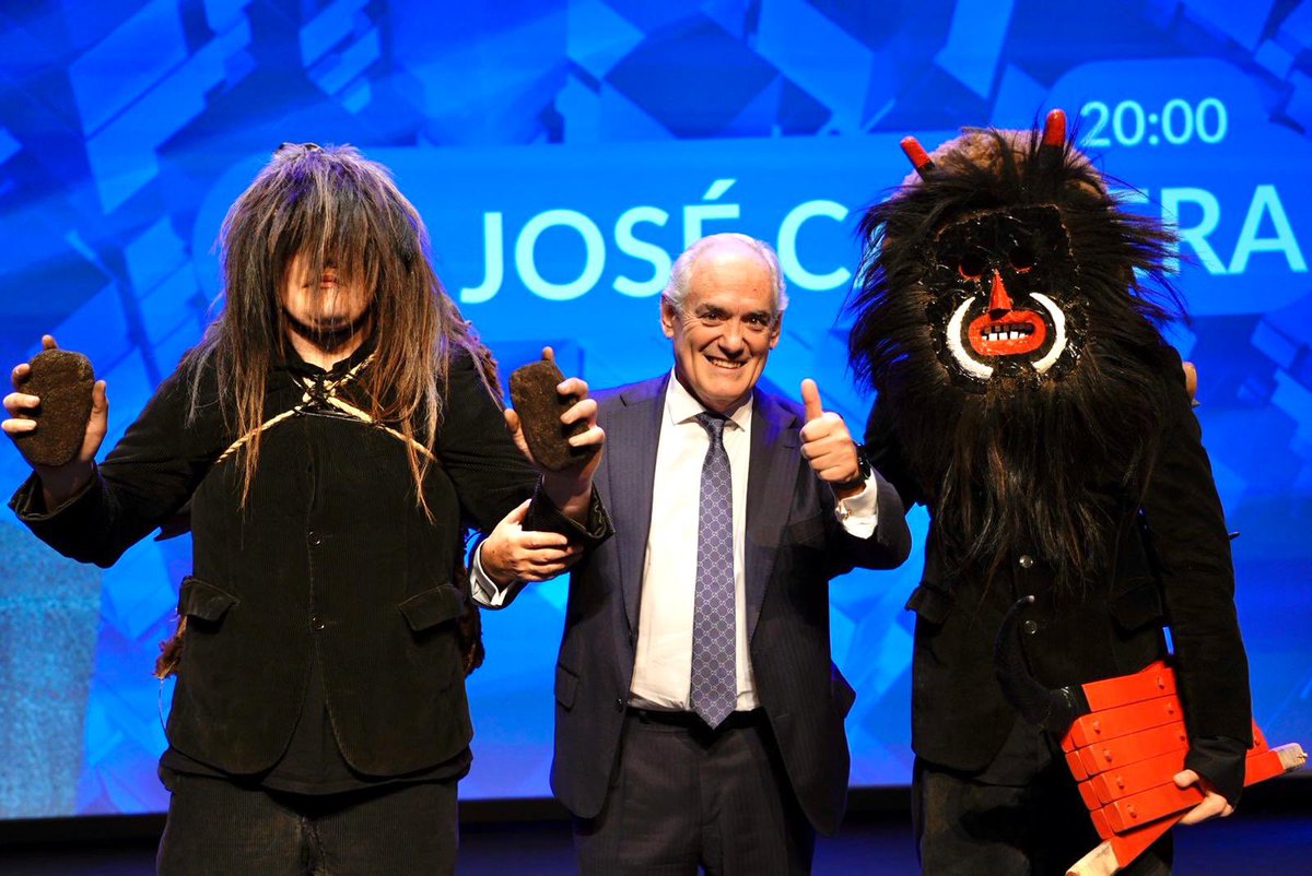 El doctor José Cabrera, con su capa zamorana y con los Carochos de Riofrío de Aliste… 

¡Premio #AhoraIlusión 2025! ✨💙