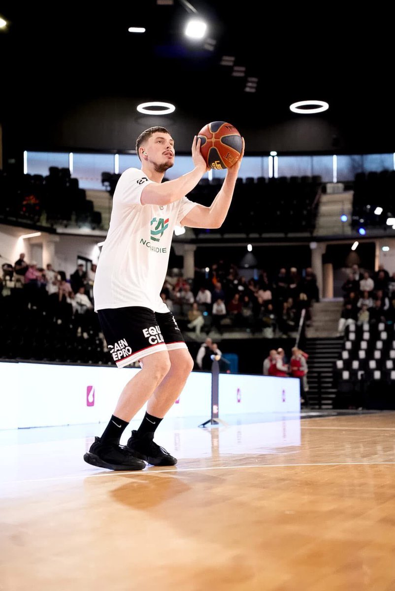 FloFloPaz's tweet image. Prompt rétablissement à mon ami Louis Marnette victime d’un malaise cardiaque pour sa première à domicile avec son nouveau club de Caen. Une grosse pensée pour ses parents et ses proches 🙏