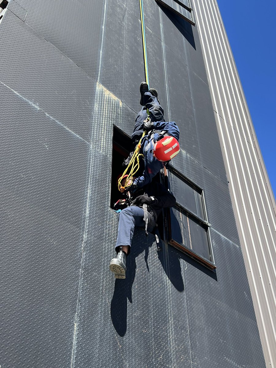 statesborofire's tweet photo. This week at the Statesboro Fire Department, we finished up our Ropes 1 (RTR 1) training class with Effingham Fire Department as well as Pooler Fire and Rescue! From knot tying to basic rigging, our team is putting in the work to enhance safety and efficiency in the field. https://t.co/A4193SPxMe