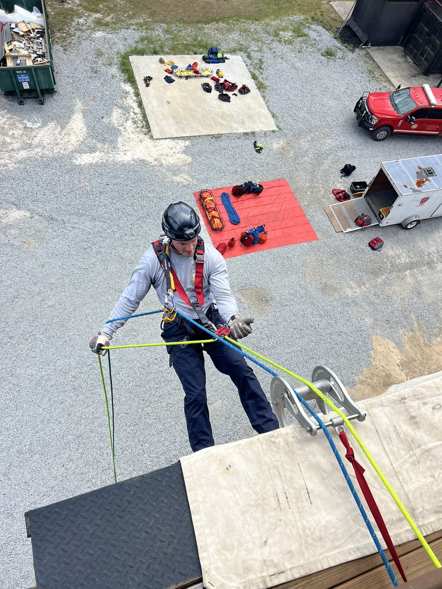 statesborofire's tweet photo. This week at the Statesboro Fire Department, we finished up our Ropes 1 (RTR 1) training class with Effingham Fire Department as well as Pooler Fire and Rescue! From knot tying to basic rigging, our team is putting in the work to enhance safety and efficiency in the field. https://t.co/A4193SPxMe