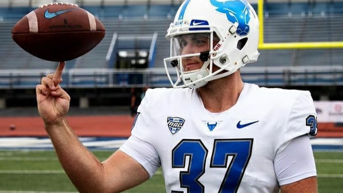 <a href="/EvanDavis37/">Evan Davis</a> 🏆 Big time help from a former / forever a BULL here at the clinic!  Thank you for the help &amp; all the support today! 🤘🏽