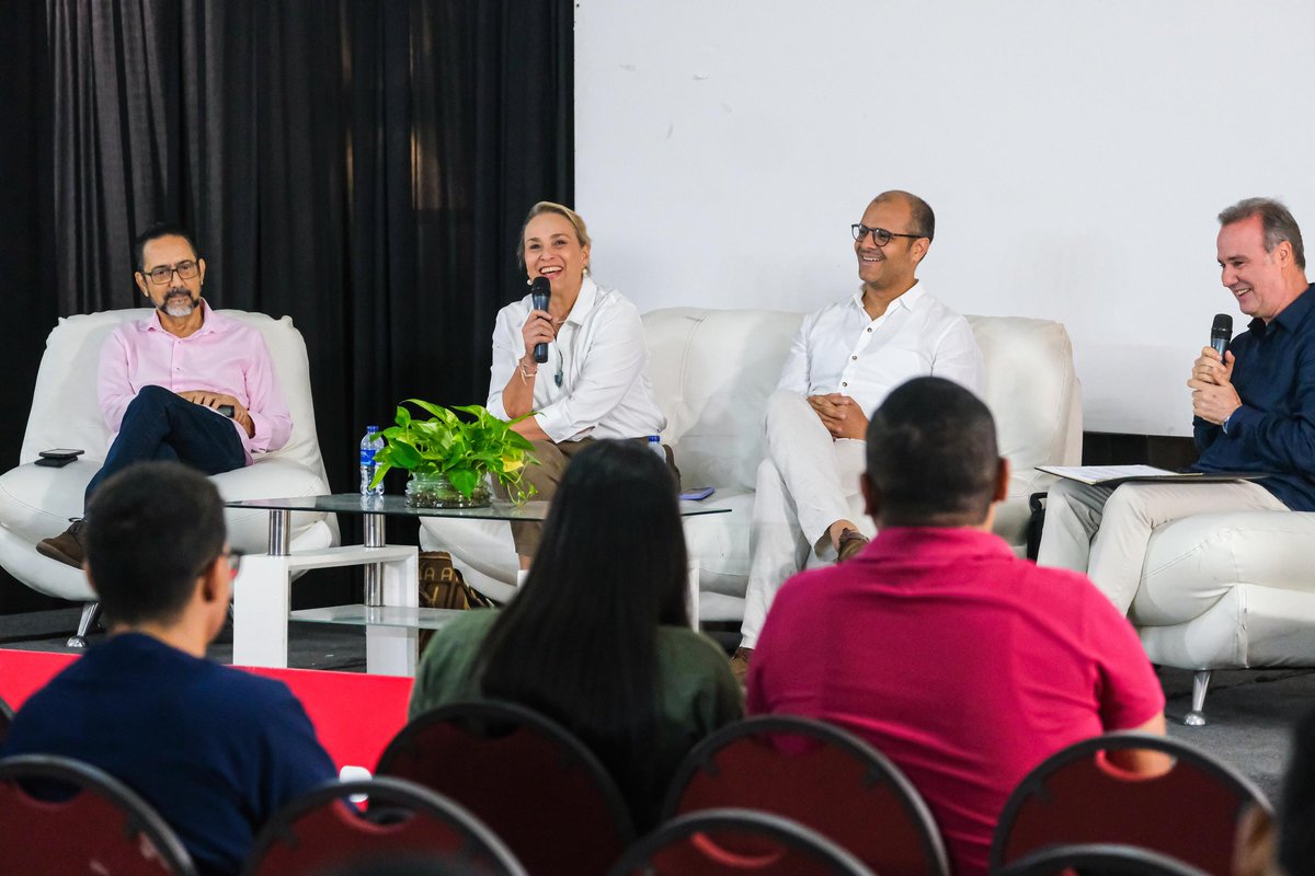 🔬📚 ¡La investigación es clave para transformar nuestro territorio! Nuestra secretaria de <a href="/planatlantico/">Secretaría de Planeación Atlántico</a>, <a href="/carangorojas/">Cecilia Arango R</a>, participó en el conversatorio ‘La investigación como herramienta para transformar la realidad’, en el evento de inducción de Semilleros de Investigación de la