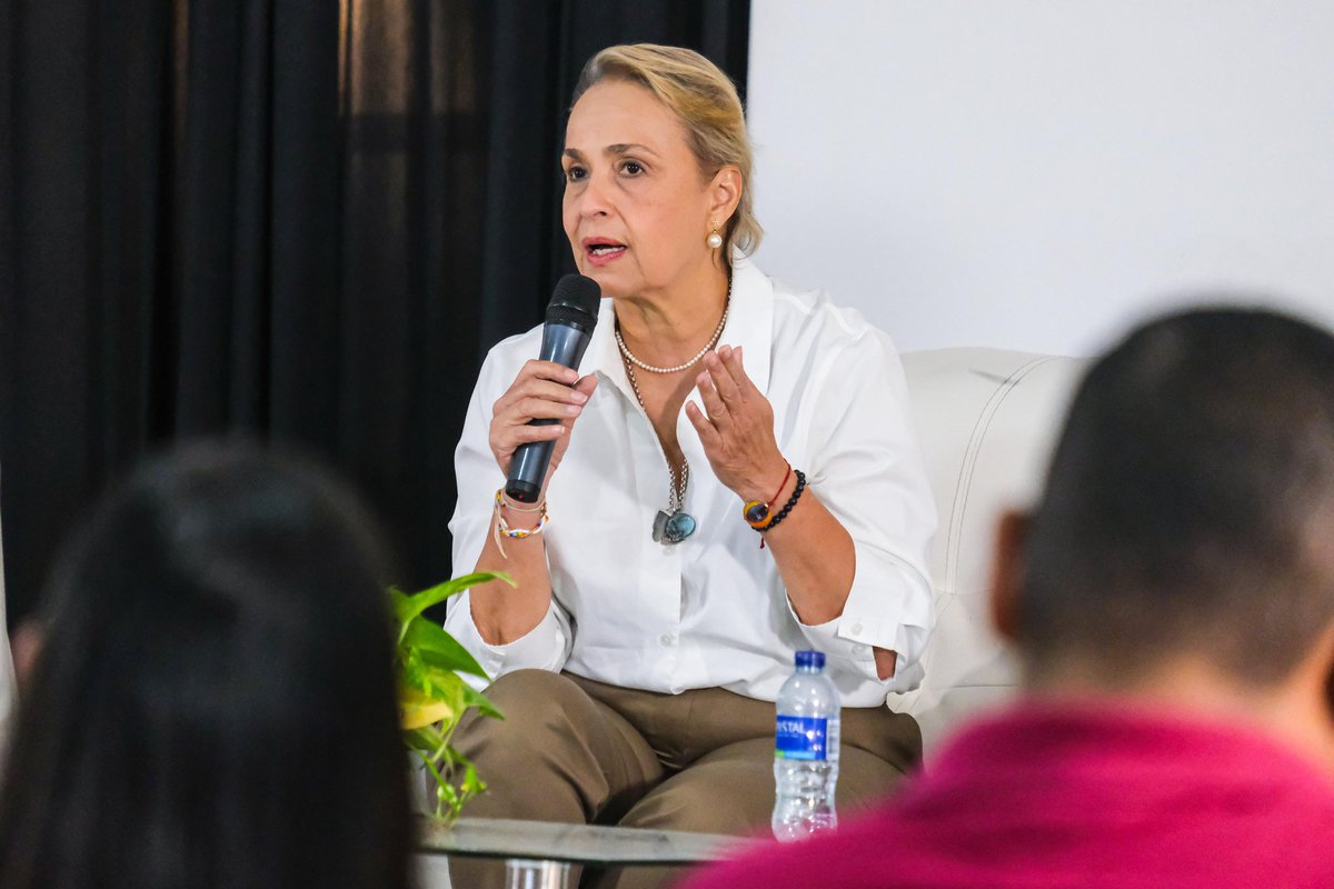 Gobatlantico's tweet photo. 🔬📚 ¡La investigación es clave para transformar nuestro territorio! Nuestra secretaria de @planatlantico, @carangorojas, participó en el conversatorio ‘La investigación como herramienta para transformar la realidad’, en el evento de inducción de Semilleros de Investigación de la @UAutonoma. 

🤝🏻 Destacamos el papel fundamental de estos espacios, que forman a los futuros investigadores que impulsarán el desarrollo del Atlántico. ¡Desde la @Gobatlantico seguimos apoyando a la academia en este proceso! 

#AtlánticoParaElMundo 🇵🇱